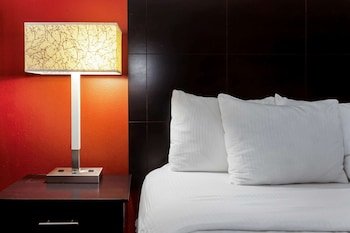 La Quinta Inn & Suites by Wyndham Milwaukee Bayshore Area
