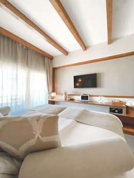 The Breakers Diving & Surfing Lodge