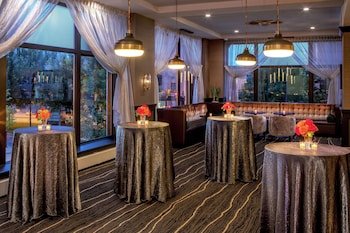 DoubleTree by Hilton Youngstown Downtown