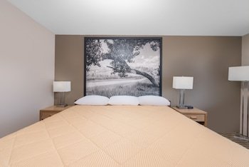 Super 8 By Wyndham Bowman