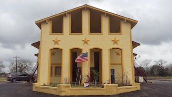 Carefree Inn Flatonia