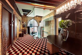 The Charming House iQs