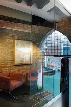The Charming House iQs