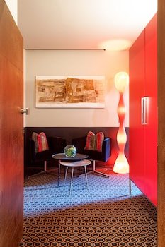 The Charming House iQs