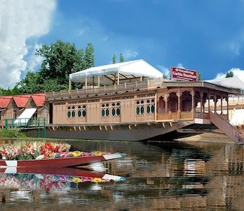 Welcom Heritage Gurkha Houseboats