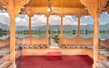 Welcom Heritage Gurkha Houseboats