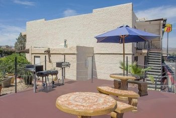 Super 8 by Wyndham Barstow
