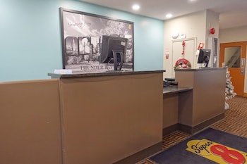 Super 8 by Wyndham Thunder Bay