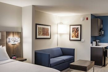 Holiday Inn Express & Suites Overland Park