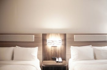 Holiday Inn Express & Suites Overland Park