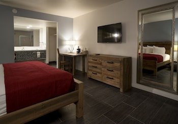 Thunderbird Hotel & Lounge
