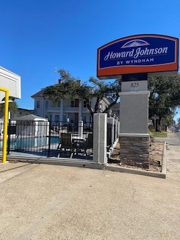 Howard Johnson by Wyndham Historic Lake Charles