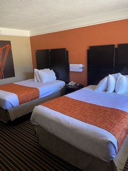 Howard Johnson by Wyndham Historic Lake Charles