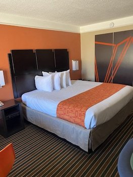 Howard Johnson by Wyndham Historic Lake Charles