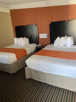 Howard Johnson by Wyndham Historic Lake Charles