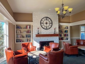 Rockford Alpine Inn and Suites