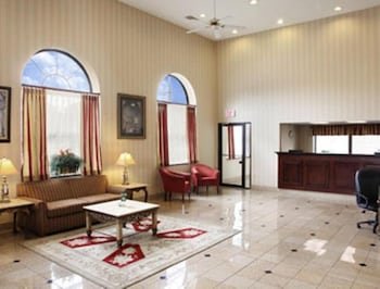 Days Inn & Suites by Wyndham Columbia Airport