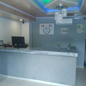 The Mendoza Grand by Ayenda Rooms