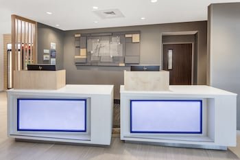 Holiday Inn Express and Suites Hudson I 94