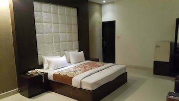 Gulberg Tower Hotel