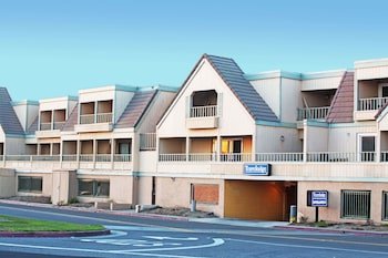 Travelodge by Wyndham Sunset-Huntington Beach Ocean Front