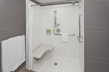 Holiday Inn Express Hotel & Suites Long Island - East End