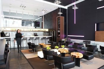 Le Germain Hotel Toronto Maple Leaf Square