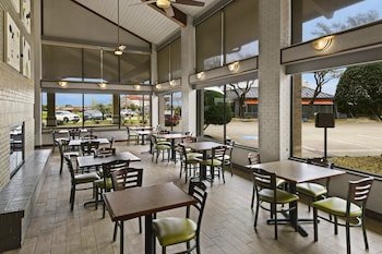 Red Roof Inn & Suites Irving - DFW Airport South