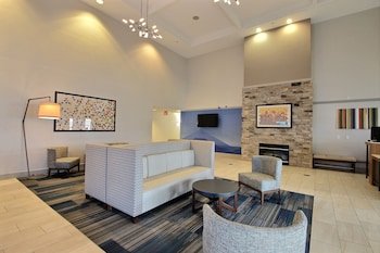 Holiday Inn Express & Suites Milwaukee Airport