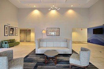 Holiday Inn Express & Suites Milwaukee Airport