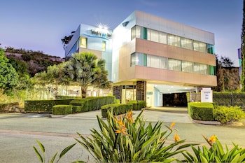 Springfield Lakes Hotel