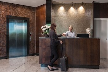 Springfield Lakes Hotel