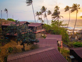 Alcove Beach Resort