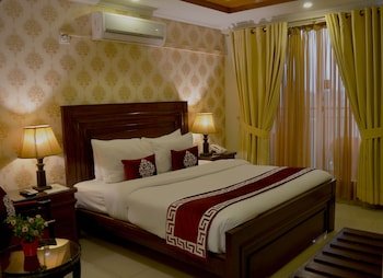 Holiday Grand Hotel & Resort