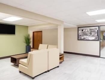 Super 8 by Wyndham Charleston MO
