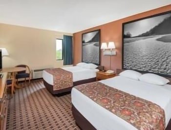 Super 8 by Wyndham Charleston MO