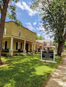 The Grand Lux Inn