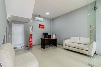 RedDoorz Near Plaza Atrium Senen