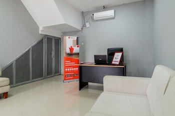 RedDoorz Near Plaza Atrium Senen