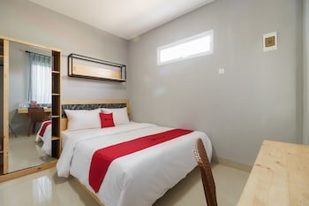 RedDoorz Near Plaza Atrium Senen