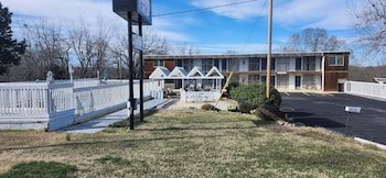 Twin Lakes Inn
