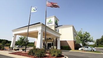 Holiday Inn Express & Suites Delafield