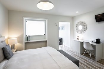 JR Studios & Suites