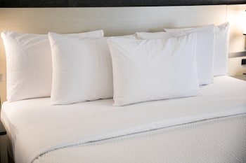 Days Inn by Wyndham 100 Mile House