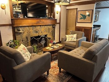 Arrowhead Lake Inn