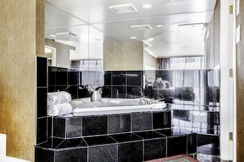 Executive Suites Hotel and Conference Center - Burnaby
