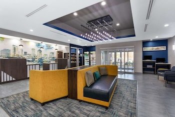 La Quinta Inn & Suites by Wyndham Tampa Central