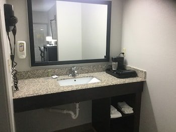 Muskogee Inn & Suites