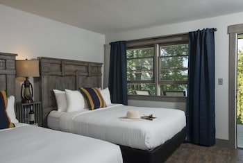 Lake Bomoseen Lodge & Taproom