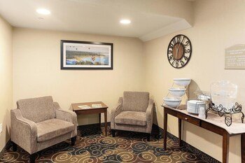 Cobblestone Hotel & Suites Knoxville